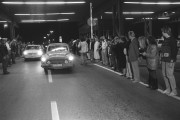 Klingenbach, 1989. szeptember 10. NDK állampolgárok sorfala figyeli a szeptember 10-én éjféltől ideiglenesen megnyitott nyugati határátkelőnél egy Wartburggal és egy Trabanttal Ausztrián keresztül az NSZK-ba útnak induló honfitársaikat, akik saját okmányukkal elhagyhatják Magyarországot.