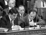 Budapest, 1989. november 21. Németh Miklós (b) miniszterelnök és Medgyessy Péter (j) miniszterelnök-helyettes. Fodor István megbízott elnök vezetésével, november 21-én a Parlamentben megkezdte munkáját az Országgyűlés soron következő ülésszaka.