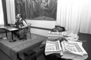 Budapest, 1989. október 19. Kis János, a Beszélő című lap szerkesztőbizottságának vezetője beszél a Fészek Klubban megrendezett sajtótájékoztatón, melyet a lap próbaszámának megjelenése alkalmából tartottak. 1990-től Magyarország első szamizdat folyóirata hetilap lesz.