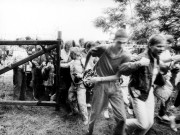 A Páneurópai Piknikre érkezett kelet-német turisták 1989. augusztus 19-én átszaladnak a Magyarország és Ausztria közötti műszaki határzár (a "vasfüggöny") kinyíló kapuján, Sopronpusztánál. 