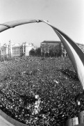  Budapest, 1989. október 23. 1989. október 23-án Budapesten, a Kossuth téren Szűrös Mátyás, az Országgyűlés elnöke, ideiglenes köztársasági elnök az Országház erkélyéről kikiáltotta a Magyar Köztársaságot. 