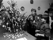 Fót, 1989. december 24. Családi hangulatban ünnepelték a karácsonyt a Fóti Gyermekvárosban. A képen: karácsony a lánykollégiumban.