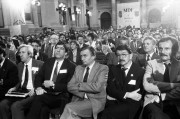  Budapest, 1989. október 10. Az MDF Antall Józsefet elnökévé, Für Lajost a szervezet köztársasági elnök-jelöltjévé választotta. Antall József mellett 564-en voksoltak, Für Lajos 527 igen szavazatot kapott. A szavazás eredményének ismertetésével kezdődött meg október 22-én a Magyar Demokrata Fórum II. országos gyűlésének zárónapja, amelyen a küldöttek az alapszabály módósításának vitájával folytatják munkájukat. A képen középen Antall József, balról Csóti György, mellette Jeszenszky Géza. 