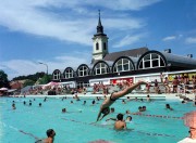 A gyulai Várfürdő nemzetközi méretű úszómedencéjénél 1989. július 21 -én.