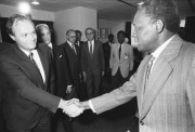 Budapest, 1989 szeptember 7. Medgyessy Péter miniszterelnök helyettes szeptember 7.-én felkereste szállásán a hazánkban tartózkodó José Eduardo dos Santos-t, az Angolai Népi Köztársaság elnökét, az MPLA Munkapárt elnökét.