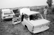 Sopronban és a környékbeli erdőkben mintegy 200 elhagyott NDK gépkocsi árválkodik. A gazdátlanul hagyott járműveket vandál módon szétszedték illetéktelen személyek.