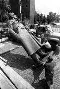 Budapest, 1989. május 31. Darus kocsi fekteti a földre a talapzatáról leemelt Lenin-szobrot a Dózsa György úton. 
