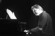  Budapest, 1989. július 16. Binder Károly zongorázik a Kamaraerdei Ifjúsági Parkban az első Budapesti Nemzetközi Jazz Fesztiválon, melyet a KÖZGÁZ Jazz Klub rendezett.