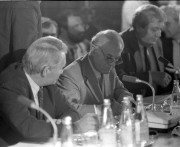 Budapest, 1989. szeptember 18. Nyers Rezső, az MSZMP elnöke aláírja a dokumentumot, miután a középszintű politikai egyeztető tárgyalások befejeződtek a Parlamentben.