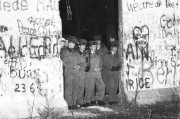  Berlin, 1989. december 22. Berlinben az NDK "államhatárának biztosítása céljából" 1961. augusztus 13-án éjjel a néphadsereg és a rendőrség egységei megszállták a szovjet zónát és 45 kilométer hosszúságban szögesdróttal, drótakadályokkal lezárták, majd falat építettek a két városrész közé. A fal rendeltetése az volt, hogy megakadályozza a kelet-német állampolgárok addigi tömeges méretű Nyugat-Berlinbe menekülését. Az NDK-s határőrök 1989. november 9-ig, - ekkor kezdődött meg a fal szétrombolása - 192 menekülőt lőttek le, mintegy ötezernek sikerült átjutnia, s körülbelül ugyanennyit fogtak el menekülés közben. A képen: a Brandemburgi kapunál 1989. december 22-én 0 óra 40 perckor kiemelték az első panelt a berlini falból.