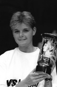  Budapest, 1989. április 25. A Budapest Kongresszusi Központban rendezték meg április 25-én a Mesterek Tornája női tőrverseny döntőjét. A versenyt az NSZK-beli Anja Fichtel nyerte. A képen: Anja Fichtel az eredményhirdetés után.