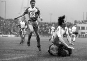  Budapest, 1989. május 20. Kiss Imre bravúrral véd Fischer Pál elől az FTC-Tatabánya NB-I-es labdarúgó mérkőzésen az Üllői úton (0:0). 