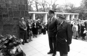   Budapest, 1989. május 14. A rákoskeresztúri zsidó temetőben azokra emlékeztek a túlélők május 14-én, akik a náci koncentrációs táborokban elkövetett tömeggyilkosságoknak estek áldozatul. A mártírok emlékművénél a Magyar Ellenállók, Antifasiszták Szövetsége Nácizmus Üldözöttjeinek Bizottsága rendezett koszorúzási ünnepséget. A himnusz után Berek Katalin és Kovács István szavalatát hallgatták meg, ahol ott volt Bakos Lajos, a Magyar Izraeliták Országos Képviseletének ügyvezető alelnöke is. Ezt követően Dr. Gáspár Gyula, a NÜB alelnöke mondott beszédet. A képen: a központi emlékműnél a NÜB nevében Verő Gábor és Dr. Gáspár Gyula koszorúz. 