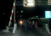 Sopron, 1989. szeptember 11. A Magyar Népköztársaság kormánya ideiglenes jelleggel - 1989. szeptember 11-én, hétfőn OO órától - felfüggesztette az 1969-ben kötött magyar-NDK kormányközi megállapodás vonatkozó pontjainak hatályát. Az intézkedés lehetővé teszi a Magyarországon tartózkodó és hazatérni nem kívánó NDK állampolgárok számára a távozást minden olyan országba, amely őket kész átengedni vagy befogadni. A képen: gyalogosan a határon át.