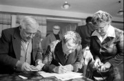  Makó, 1989. október 28. Párttagok az MSZMP tagságuk megerősítéséről szóló nyilatkozatot írják alá a Magyar Szocialista Munkás Párt alapszervezeti helyiségében. 