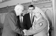  Budapest, 1989. március 16. Straub F. Brúnó, az Elnöki Tanács elnöke március 16-án a Parlamentben kézfogással üdvözli Jasszer Arafatot, a Palesztinai Felszabadítási Szervezet Végrehajtó Bizottságának elnökét. 