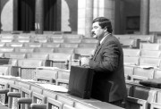  Budapest, 1989. június 28. Nagy Sándor, a SZOT főtitkára, országgyűlési képviselő az Országgyűlés szünetében a Parlament üléstermében, ahol folytatta munkáját az Országgyűlés június 27-én megkezdett ülésszaka. 