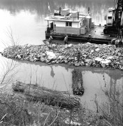 A szolnoki szakaszmérnökség szakemberei rőzsekévékkel bélelik ki a beszakadt mederoldalt a Tisza szanadaszőlősi kanyarulatában, melyet a folyó erősen megrongált, veszélyeztetve ezzel a védőtöltést. A Közép-Tisza-vidéki Környezetvédelmi és Vízügyi Igazgatóság szakemberei a folyó további károkozásának megakadályozása érdekében partvédművet építenek, hatalmas rőzsekévéket helyeznek el a mederoldalban, majd ezeket terméskövekkel leterhelik.