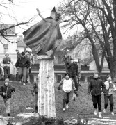 A Jókai Mórt ábrázoló új köztéri szobor Sátoraljaújhelyen. Ligeti Erika szobrászművész alkotását a szintén az íróról elnevezett általános iskola melletti parkban állították fel.