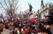 Budapest, 1989. március 15. Az alternatív szervezetek fővárosi felvonulása, demonstrációja a Petőfi szobornál. A képen: ünneplők a Petőfi szobornál.
