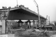 Gépek segítik a betonozást az M0-ás autópálya Budatétényt a Csepel-szigettel összekötő hídjának építésén. A Hídépítő Vállalat szakemberei emellett a Duna medrében lévő tartópillért is folyamatosan szerelik.
