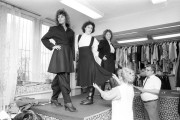 Grósz Józsefné és Forgács Gyula, a Salgótarjáni Ruhagyár mintakészítőinek vezetői ellenőrzik a március 24-i, moszkvai divatbemutatóra induló ruhákat. A gyár mintegy 50 ruhát készített a divatparádéra, ahol a hazai konfekcióipar jövő esztendei kínálatát mutatják be.