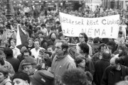 Vaclav Havel csehszlovák író szabadonbocsátásáért tüntetnek az alternatív szervezetek a Vörösmarty téren.
