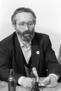  Budapest, 1989. április 22. Varga János, a Duna-kör választmányának tagja a sajtótájékoztatón. A Duna-kör április 22-én rendezte meg 2. közgyűlését a Vöröskereszt budapesti tanácstermében. A szünetben nemzetközi sajtótájékoztatót tartottak, amelyen a bécsi zöldek képviselői is részt vettek.