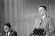 Grósz Károly, a Magyar Szocialista Munkáspárt főtitkára beszél a párt székházában, mellette Berecz János, az MSZMP KB titkára. A nyitóbeszédet követően május 29-én megkezdte tanácskozását az MSZMP Központi Bizottsága.