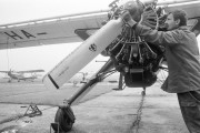 Császár Károly, a MÉM Repülőgépes Szolgálat szerelője a PZL-104 típusú repülőgép motorját állítja be a június 11-én megrendezendő hagyományos budaörsi repülőnap előtt.