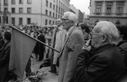 Résztvevők a Köztársaság téri pártház 1956-ban elesett védőinek tiszteletére rendezett megemlékezésen, melyet a Magyar Szocialista Párt Budapesti Bizottsága szervezett. 