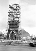 Épül a templom tornya. Az atomerőmű lakónegyedének szomszédságában katolikus templom épül Pakson. A jellegzetes stílusú épületet Makovecz Imre tervezte.