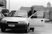 Légrádi László, a Gövlek gépkocsi-összeszerelésre alakult konzorcium ügyvezető igazgatója titkára beszáll egy Suzuki Swift 1.3 GL gépkocsiba az Atrium Hyatt szállóban tartott sajtótájékoztató után. Osamu Suzuki, a japán autógyártó cég elnöke három napig Budapesten tárgyalt egy gépkocsi-összeszerelő üzem létesítéséről, de nem mondta ki az utolsó szót a magyarországi Suzuki-gyártásról. 