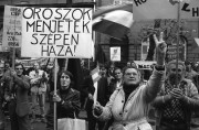 "Oroszok, menjetek szépen haza!" feliratú transzparenssel tüntet egy résztvevő a Magyar Október Párt és a Magyar Radikális Párt megemlékezéssel egybekötött demonstrációján november 4-én a Szovjet Nagykövetség Bajza utcai épülete előtt.