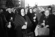  A résztvevők egy csoportja gyertyával emlékezik a salgótarjáni sortűz áldozataira. Salgótarján lakossága és a városi tanács kezdeményezésére márványtáblát helyeztek el a Nógrád Megyei Tanács épületén az 1956. december 8-i sortűz áldozatainak emlékére.