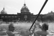A mínuszba forduló téli időjárás ellenére is sokan szívesen mártóznak meg a Széchenyi Gyógyfürdő gőzölgő medencéjében. 