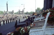 A mártírok koporsói a díszsorfal mögött a Hősök terén, ahol Nagy Imrére, az 1956-os év tragikus sorsú miniszterelnökére és mártírtársaira emlékeztek ünnepélyes szertartás keretében, a kivégzésük 31. évfordulóján tartott gyásznapon. A gyászszertartáson több tízezer ember vett részt és helyezte el a kegyelet virágait a mártírok koporsójánál. Az elhunytakat a megemlékezés után a Rákoskeresztúri Új Köztemető 301-es parcellájában helyezték örök nyugalomra. 