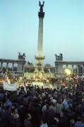  Budapest, 1990. március 20. Több tízezer ember vett részt tizenegy párt szervezésében a Hősök terén tartott demonstráción, ahol az összegyűltek a marosvásárhelyi véres pogrom ellen tiltakoztak.