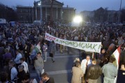   Budapest, 1990. március 20. Több tízezer ember vett részt tizenegy párt szervezésében a Hősök terén tartott demonstráción, ahol az összegyűltek a marosvásárhelyi véres pogrom ellen tiltakoztak.
