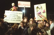  Budapest, 1990. március 20. Több tízezer ember vett részt a marosvásárhelyi véres események miatt rendezett tüntetésen a Hősök terén, ahol a demonstráció transzparenseinek egy része látható. 