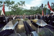 A gyászszertartás utolsó pillanatai a 301-es parcellánál, amikor Nagy Imre és mártírtársai koporsóit végső nyughelyükre helyezik. Június 16-án, a kivégzésük 31. évfordulóján tartott gyásznapon, Nagy Imrére, az 1956-os év tragikus sorsú miniszterelnökére és mártírtársaira emlékeztek. Az elhunytakat a megemlékezés után a Rákoskeresztúri Új Köztemető 301-es parcellájában helyezték örök nyugalomra