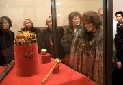 Budapest, 1990. január 18. Danielle Mitterrand, a hivatalos látogatáson hazánkban tartózkodó francia köztársasági elnök felesége január 18-án a Nemzeti Múzeumban megtekinti a magyar koronázási jelvényeket.