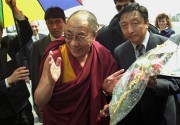 A magyarországi buddhista közösségek meghívására hazánkba látogató dalai láma (k) érkezése után a Ferihegyi repülőtéren.