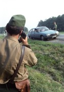 Sopron, 1989. augusztus 25. Sopron előtt ellenőrzik és visszafordítják az NDK járművet és utasait. A sorozatos határáttörések miatt az újabb intézkedésig a gépjárművel Sopronba érkező NDK-s turistákat nem engedik be Sopronba. A várostól 6-8 kilométerre határőrökből és rendőrökből álló járőrök visszafordítják a közúton érkezőket. 