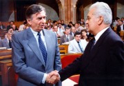 Az Országgyűlés rendkívüli ülésszakának július 23-i munkanapja. A képen: Antall József miniszterelnök és dr. Boross Péter tárca nélküli miniszter.
