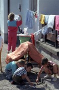  Csillebérc, 1989. szeptember 6. Hazánkban tartózkodó, de az NDK-ba visszatérni nem szándékozó keletnémet menekült nő tereget a Csillebérci Úttörőtáborban, a földön gyerekek játszanak.
