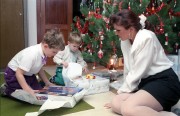  Budapest, 1990. december 26. Két kisfiú édesanyjával ajándékot bontogat a karácsonyfa alatt. MTI Fotó: Cseke Csilla 