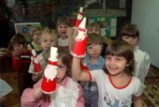 Budapest, 1990. december 6. A gyerekek nagy örömére a XVII. kerületi Piroska óvodába is ellátogatott a Mikulás.