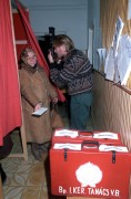  Budapest, 1989. november 16. Szavaznak a választópolgárok Budapest I. ker. 16. sz. választókörzetében, a Logodi utca 80. sz. alatti óvodában. 