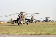 Veszprém, 1990. július 26. A Magyar Honvédség MI-24-es harci helikopterei felszállás előtt a Veszprém melletti repülőtéren. Az itt szolgálatot teljesítő pilóták és a kiszolgáló személyzet több fajta repülőeszközt üzemeltet, de ezek közül is kitűnik az MI-24-es páncélozott, hagyományos tűzfegyverrel és rakétákkal is felszerelhető harci helikopter.